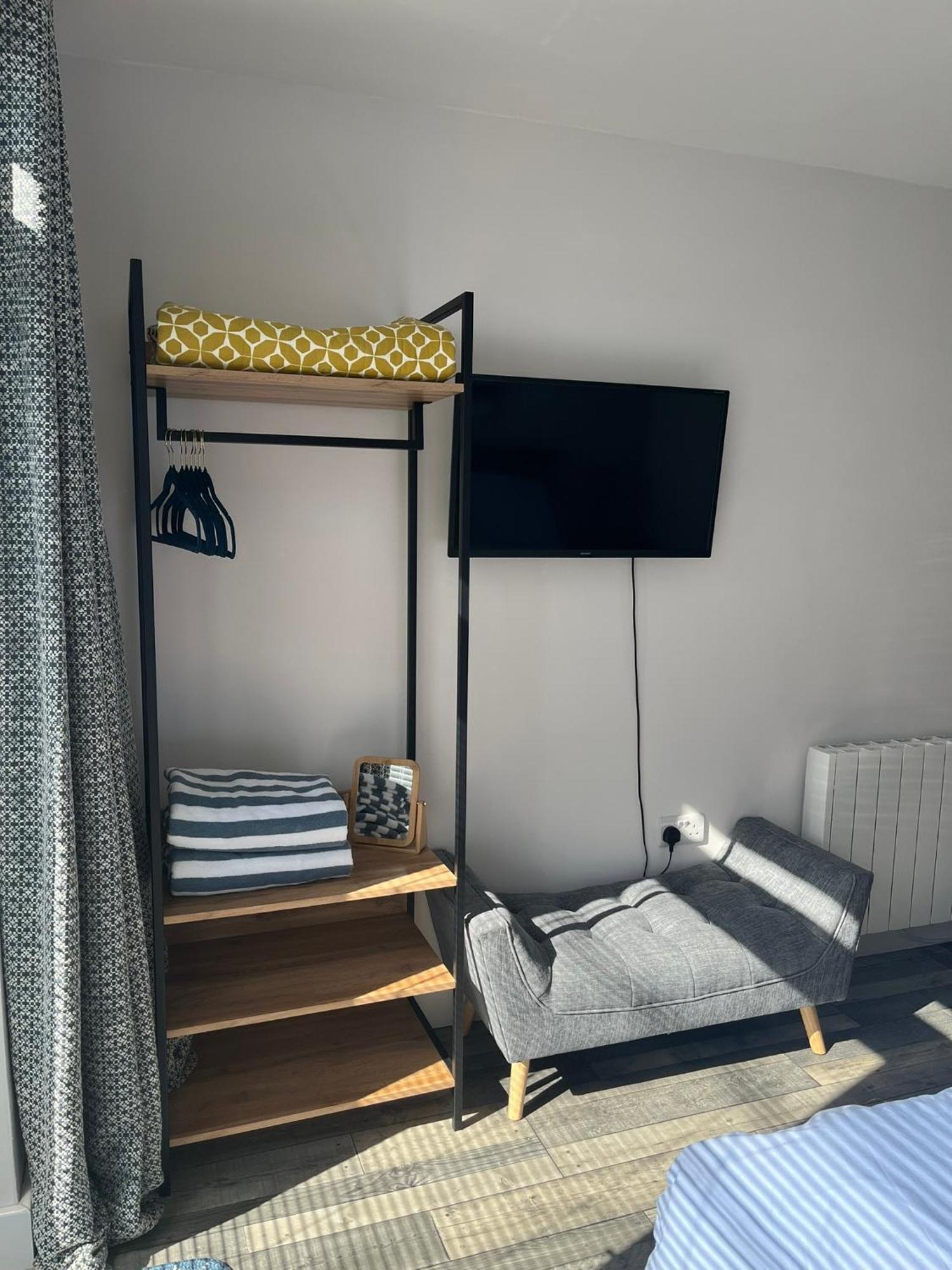 Entire Guest Suite In Four Mile Bridge, Rhoscolyn Valley Exterior photo